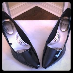 Black comfort kitten like heel.